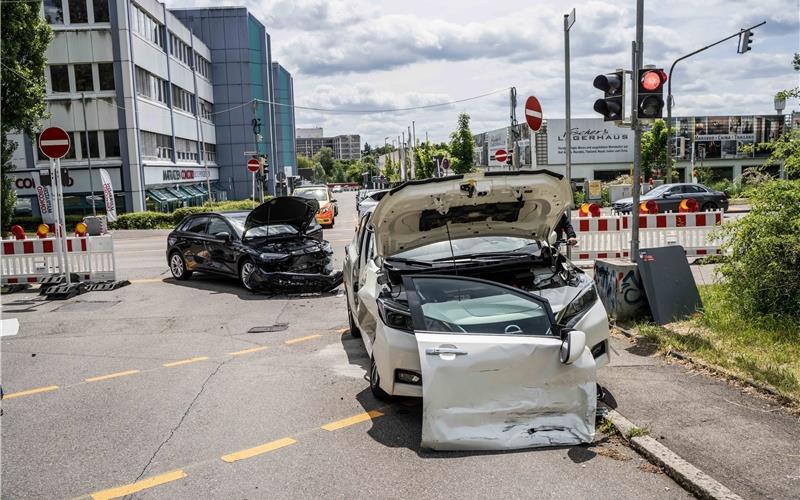 Zwei Verletzte bei Zusammenstoß Ein 52-jähriger Nissan-Fahrer prallte am Samstag mit dem Audi einer 33-Jährigen zusammen. Eine 49-jährige Beifahrerin des Unfallverursachers und die Audi-Lenkerin mussten verletzt in ein Krankenhaus gebracht werden. GB-Foto: SDMG/Dettenmeyer