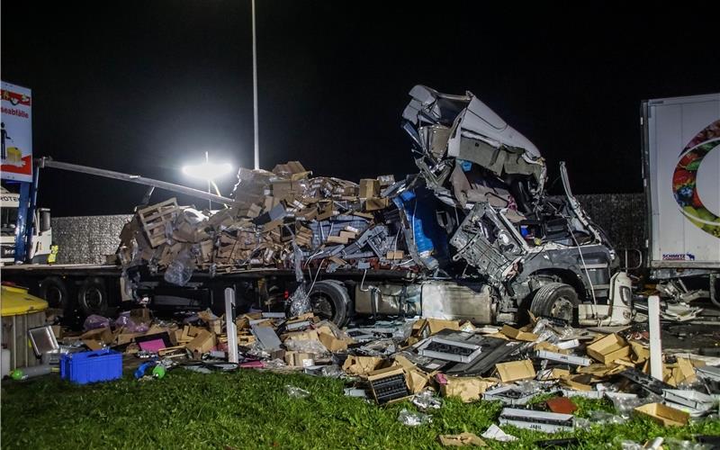 Tödlicher Unfall auf Parkplatz Sommerhofen Ein 55-jähriger Sattelzugfahrer verlor bei dem Unfall am Samstagabend sein Leben GB-Foto: SDMG/Dettenmeyer