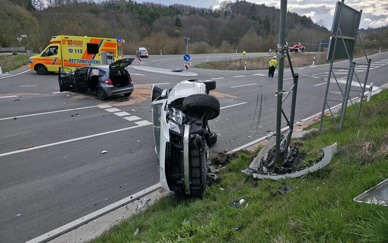 Ein Autofahrer hatte ein anderes Fahrzeug wohl beim Abbiegen übersehen. GB-Foto: SDMG/Dettemeyer