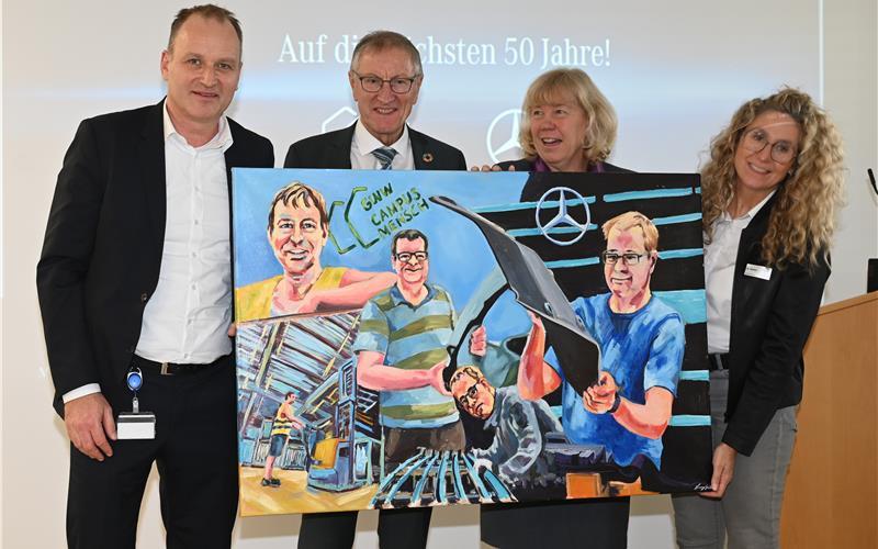 Ein Bild aus der Arbeitswelt, gemalt von einem Menschen mit Behinderung, für den Partner Mercedes-Benz. Von links: Dr. Roland Wenger, Landrat Roland Bernhard, Andrea Stratmannn und Sara Gielen. GB-Foto: Reichert