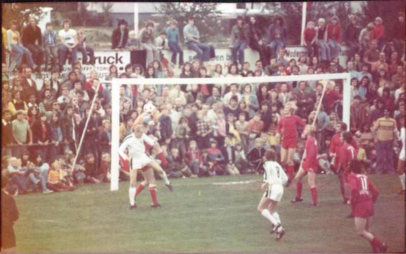 Ein Bild, das die Dimensionen des großen Zuschauerandrangs im Ammerstadion gut widerspiegelt: Am 7. September 1974 säumten über 7000 Zuschauer den Gültsteiner Sportplatz, als der Amateurligist den Bundesligisten Borussia Mönchengladbach (weiße Trikots) empfing und sich bei der 0:5-Niederlage wacker geschlagen hat. GB-Foto (Archiv): gb