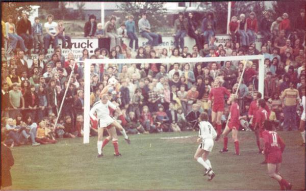 Ein Bild, das die Dimensionen des großen Zuschauerandrangs im Ammerstadion gut widerspiegelt: Am 7. September 1974 säumten über 7000 Zuschauer den Gültsteiner Sportplatz, als der Amateurligist den Bundesligisten Borussia Mönchengladbach (weiße Trikots) empfing und sich bei der 0:5-Niederlage wacker geschlagen hat. GB-Foto (Archiv): gb