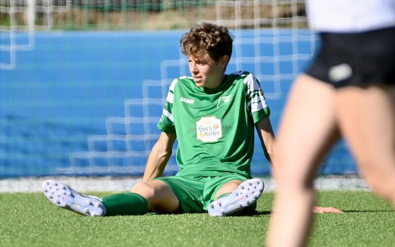 Ein Bild mit Symbolcharakter: Herrenbergs Abwehrspielerin Katharina Baumann ist nach der Niederlage in Hegnach am Boden. GB-Foto: Schuon