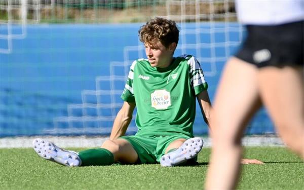 Ein Bild mit Symbolcharakter: Herrenbergs Abwehrspielerin Katharina Baumann ist nach der Niederlage in Hegnach am Boden. GB-Foto: Schuon