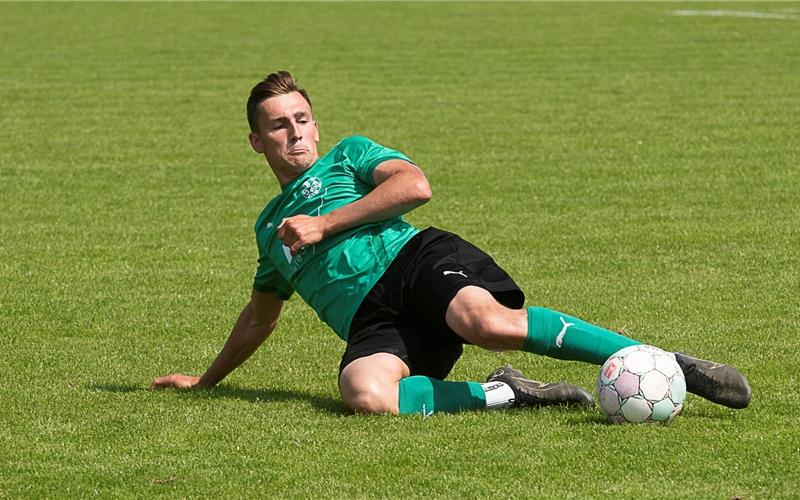 Ein Bild mit Symbolwert: Der SV Deckenpfronn (Jonny Rothfuß) ist fast am Boden, zuckt aber noch. GB-Foto: Schmidt