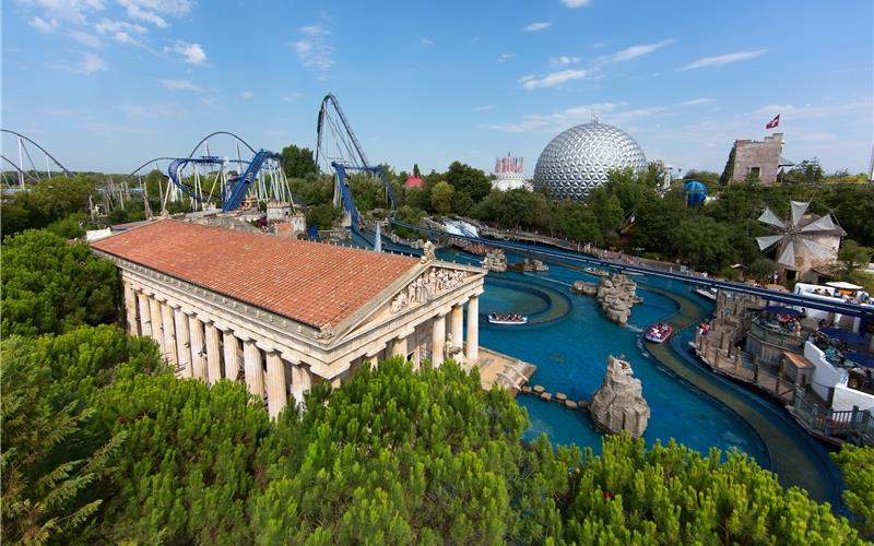 „Gäubote“-Familientour: Virtuelle Welten und viel Fahrspaß im Europa-Park Ein Blick auf den Europa-Park – im Vordergrund der griechische ThemenbereichGB-Foto: gb