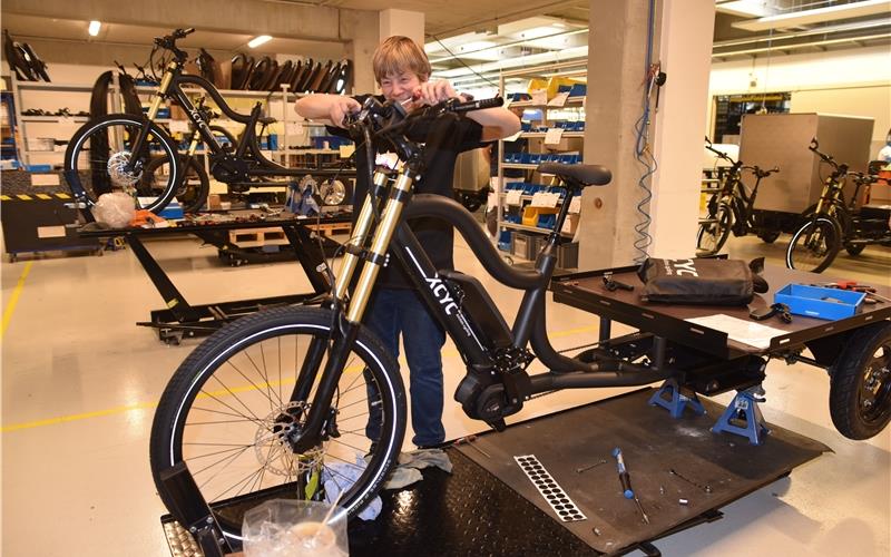 Ein Blick in die Produktionshalle: Elke Müller schraubt am Lenker eines fast fertiggestellten XCYC-Lastenbikes. GB-Fotos: Reichert