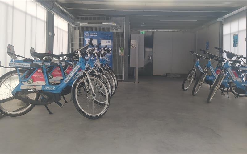 Ein Blick ins Innere der Herrenberger Regio-Rad-Station. Alle Pedelecs sind da, obwohl das Wetter gut genug wäre, um Fahrrad zu fahren. Wie kommt das? GB- Foto: Reichert