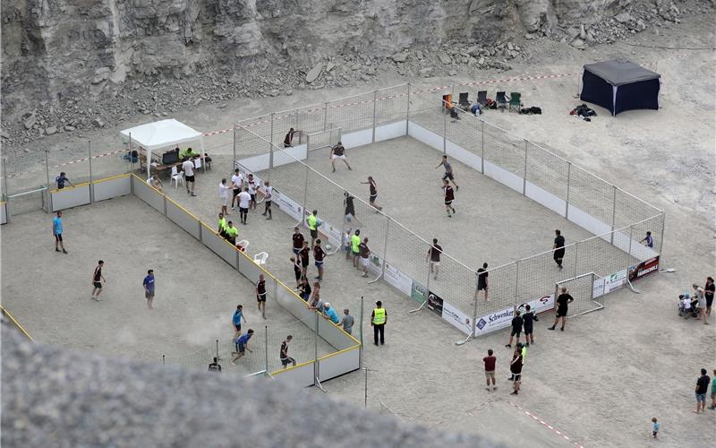 „Es hat gestaubt wie die Sau“ Ein Blick von oben: Auf zwei Courts wurde das Beach-Soccer-Turnier des CVJM Sulz im Mötzinger Steinbruch ausgetragen GB-Foto: Priestersbach