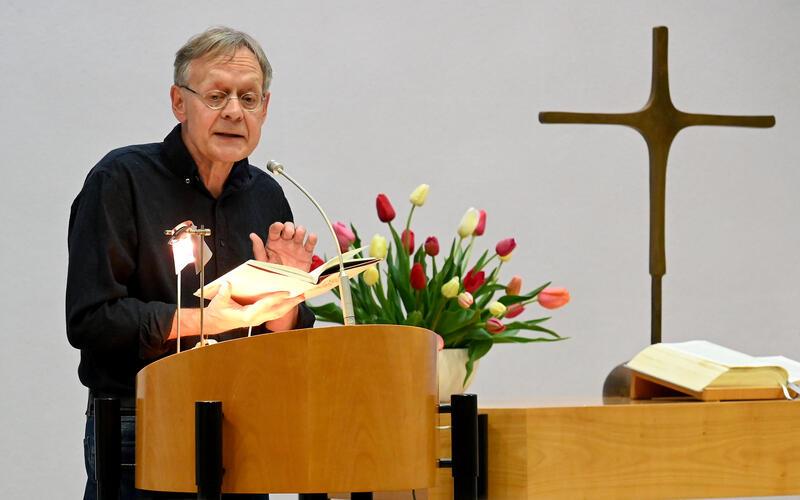 Ein Dichter, verriet Walle Sayer in der Mutterhauskirche, braucht Abstand zu sich selbst. GB-Foto: Holom
