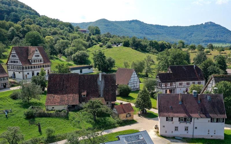 Ein Dorf wie früher auf der grünen Wiese – zum Staunen und Erleben.GB-Foto: Freilichtmuseum Beuren