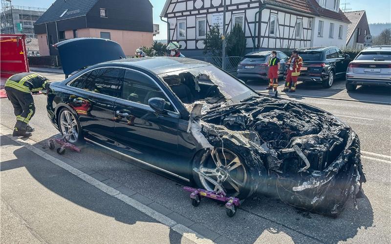 Hybridfahrzeug fängt in Verkaufsraum von Autohaus Feuer Ein E-Auto geriet in einem Autohaus in Brand. GB-Foto: SDMG/Dettenmeyer