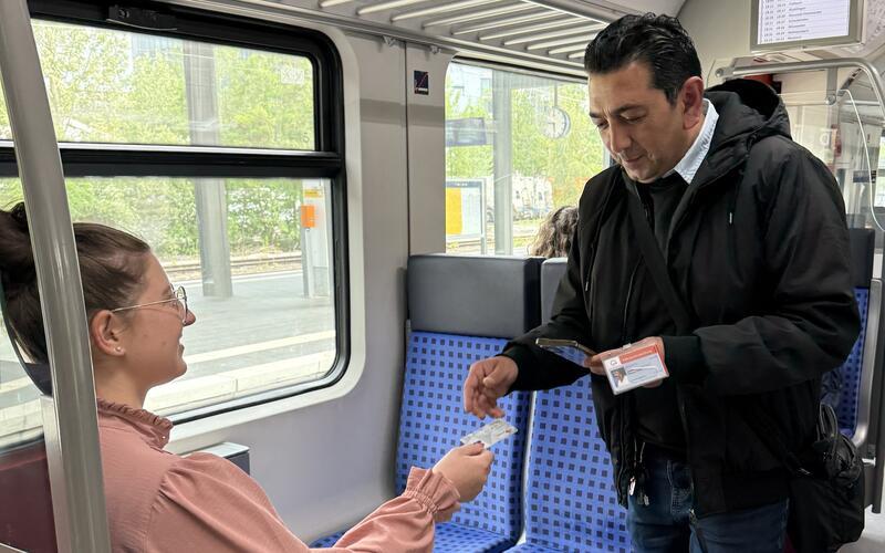 Ein Fahrausweisprüfer bei der Ticketkontrolle in einer S-Bahn. GB-Foto (Symbol): VVS