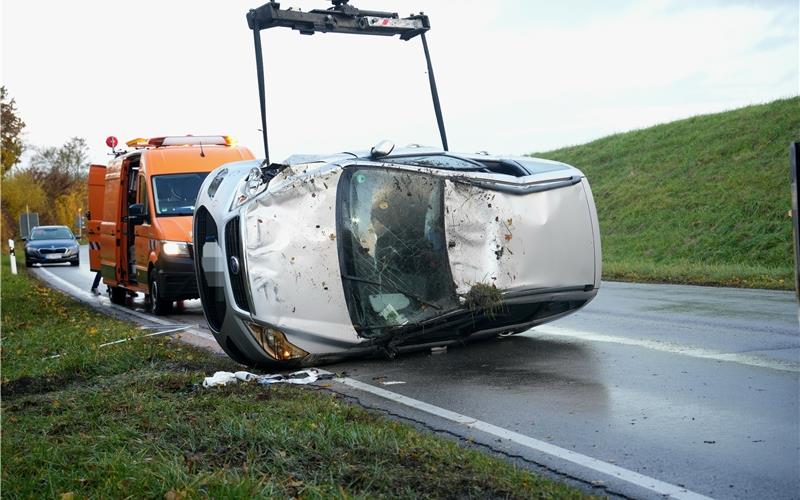 Unfall an der Einfädelspur bei Nebringen Ein Ford überschlug sich nach einer Kollision mit einem Mercedes. GB-Foto: SDMG/Dettenmeyer