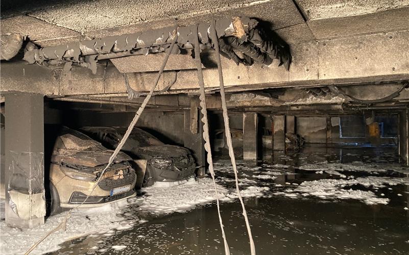 Millionenschaden nach Brand in Tiefgarage Ein Garagenbrand in Nagold forderte in der Nacht auf Samstag zahlfreiche Feuerwehrkräfte. GB-Fotos: Kreisfeuerwehrverband Calw