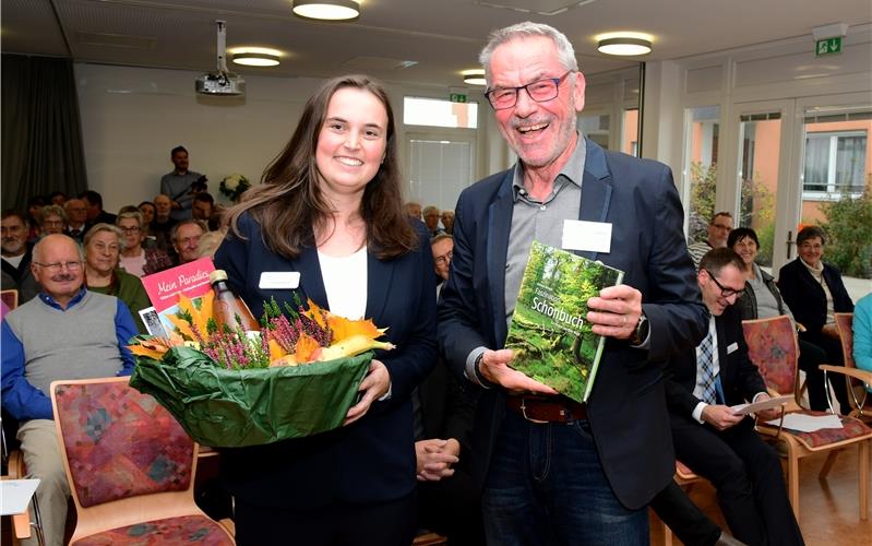 Seit zehn Jahren der Ort der Pflege im Ort Ein Geschenk für Tamara Brauns zum Amtsantritt als Heimleiterin überreicht Erich Herkert,Geschäftsführer des Diakonievereins GäufeldenGB-Foto: Holom