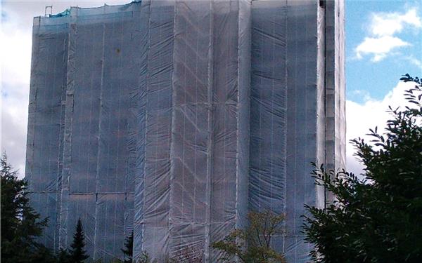Ein Hauch von Christo bei der Hochhaussanierung im Ziegelfeld(aufgenommen von Hans Huppenbauer aus Herrenberg)