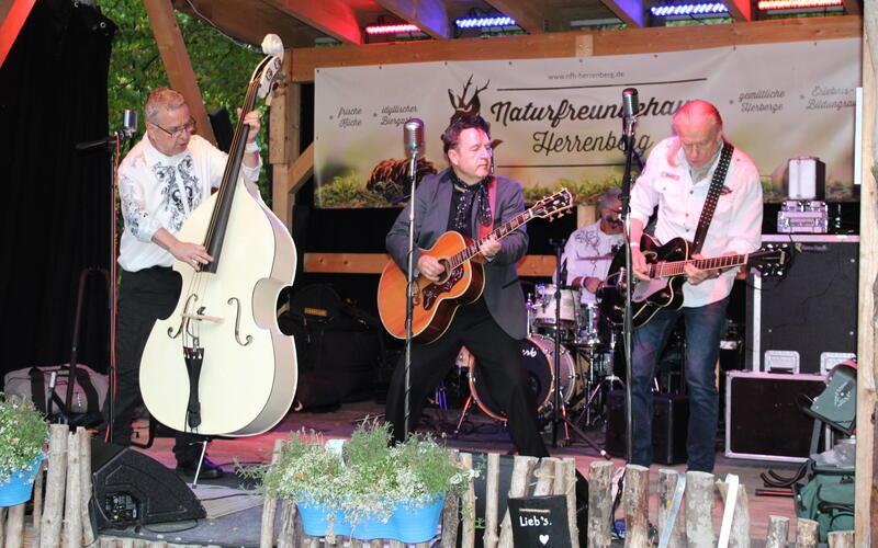 Ein Hauch von Elvis: Aron Black & The White Shirts.GB-Foto: Baum