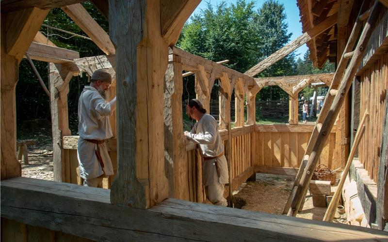 „Gäubote“-Familien-Tour: Ein Ausflug
ins Mittelalter Ein Hauch von Mittelalter weht durch diesen Baustellen-Campus.GB-Foto: Campus Galli