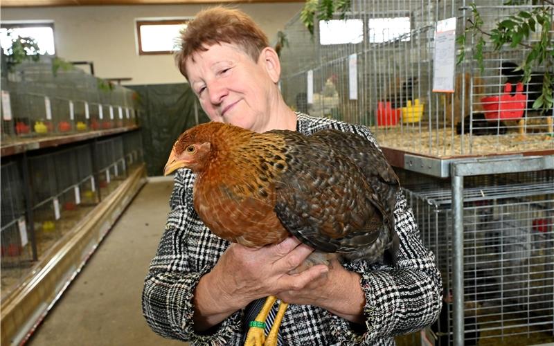 Ein Herz und eine Seele: Züchterin Rosa Bastron mit ihrem preisgekrönten Huhn der Rasse Bielefelder. GB-Foto: Holom