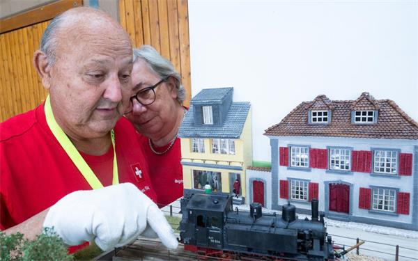 Ein Hobby mit vielen Facetten: Heinz Rüegg bei der Modellbahn-Ausstellung in Jettingen. GB-Foto: Schmidt