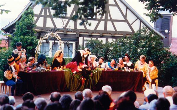 Ein Höhepunkt in der Bühnengeschichte: Jedermann-Inszenierung 1993 an der Stiftskirche.GB-Fotos: gb
