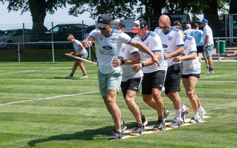 Ein Klassiker bei dem Spaßwettbewerb Spiel ohne Grenzen beim TSV Kuppingen: Fünf Personen, hier das Team „Die fantastischen 4x2“, versuchen, auf zwei langen Skibrettern möglichst synchron zu laufen. GB-Foto: Schmidt