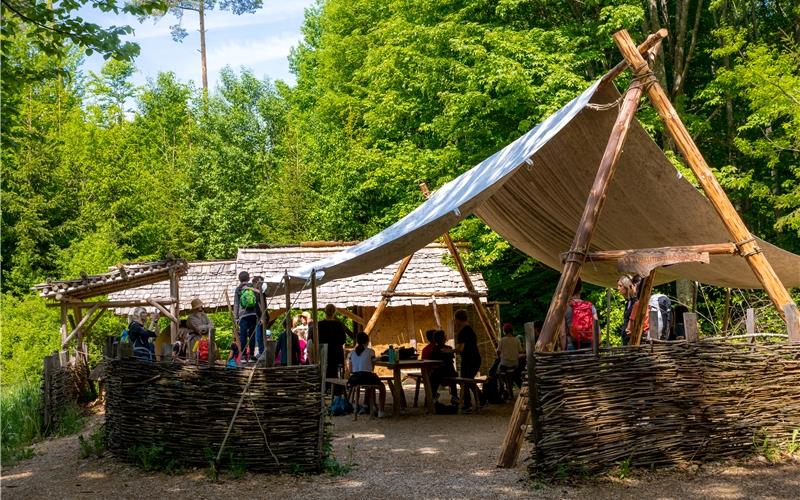 „Gäubote“-Familien-Tour: Fertige Scheune nach zehn Jahren Mittelalter-Baustelle Ein Kloster wie im Mittelalter entsteht in Meßkirch. Die Scheune können Besucher schon begutachten. GB-Foto: gb