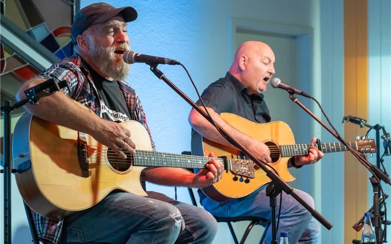 Ein Konzert mit „hessischem Musikblödsinn mit Tiefgang“ präsentieren „Superzwei“ im Mötzinger Gemeindezentrum. Mehr als 1500 Auftritte in knapp 40 Jahren haben die beiden seit ihrer ersten Liveshow 1987 als Bühnenduo gemeinsam gemeistert.GB-Foto: Vecsey