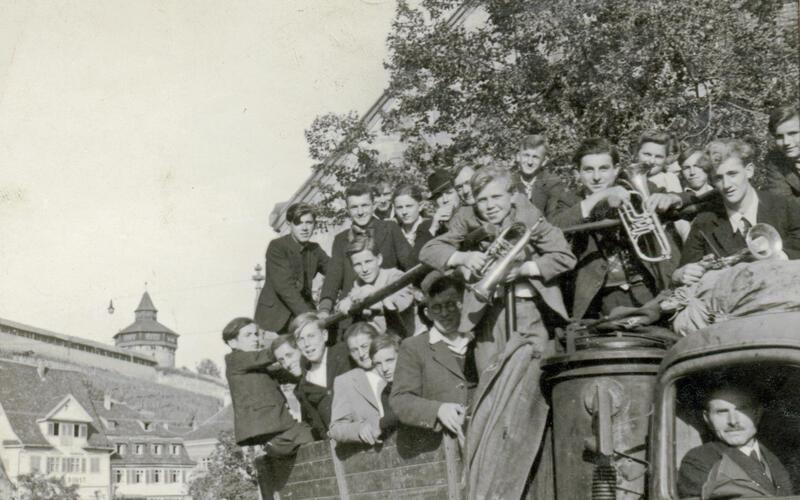 Ein Laster mit Holzvergaser brachte die Entringer Gruppe 1946 zum Jungmännertag nach Esslingen. GB-Fotos: EJW