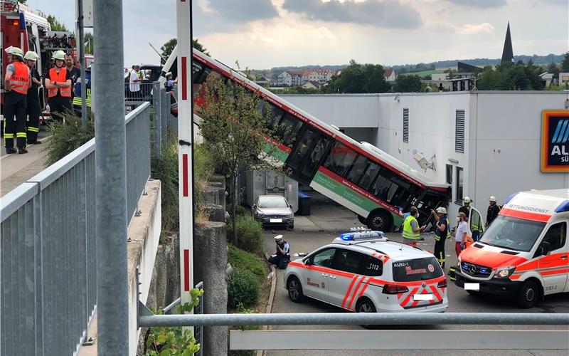 Linienbus stürzt nach Unfall in Aldi-Zufahrt - Fahrer schwer verletzt