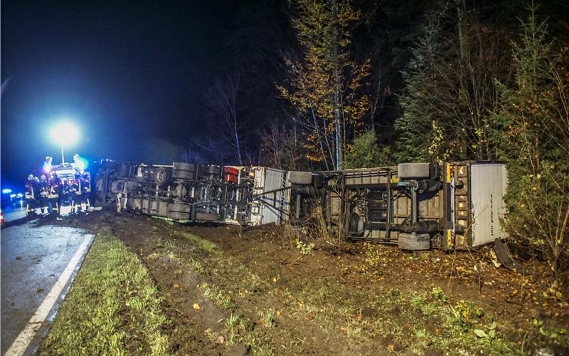 Räumungsarbeiten nach Lkw-Unfall auf der alten B28 zwischen Herrenberg und Jettingen dauern an Ein Lkw-Gespann kam nach einem Unfall seitlich zum liegen. GB-Foto: SDMG/Dettenmeyer