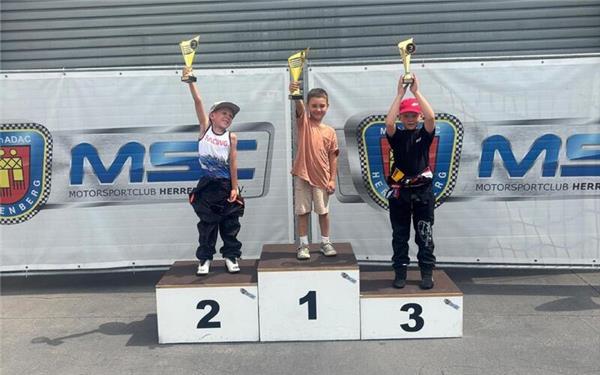 Ein MSC-Talent: Kaan Yüglük (Mitte) reckt stolz bei den Jüngsten, in der Klasse 0 (Jahrgänge 2019/20), den Siegerpokal in die Höhe. GB-Foto: gb