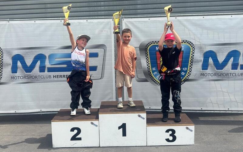 Ein MSC-Talent: Kaan Yüglük (Mitte) reckt stolz bei den Jüngsten, in der Klasse 0 (Jahrgänge 2019/20), den Siegerpokal in die Höhe. GB-Foto: gb
