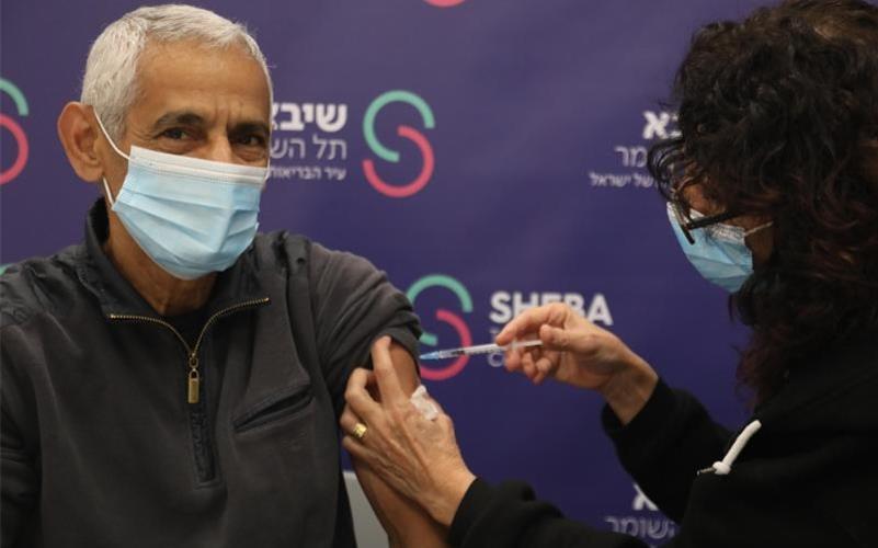 Ein Mann erhält im Schiba-Krankenhaus in Ramat Gan die vierte Dosis des Corona-Impfstoffs. Foto: Gideon Markowicz/JINI/XinHua/dpa