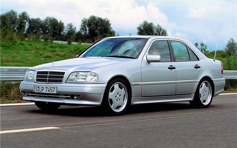 Fahrzeuge aus 1994 erhalten H-Kennzeichen Ein Mercedes-BenzC 36 AMG derBaureihe 202:Die zeitgenössischeFahraufnahme stammt aus dem Jahr 1993.GB-Foto:Mercedes-Benz AG