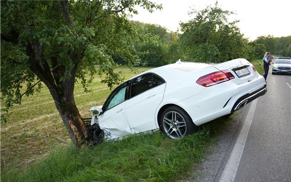 Ein Mercedes-Fahrer geriet auf Höhe der oberen Rauhmühle auf die Gegenfahrbahn, touchierte einen Audi und prallte gegen einen Baum. GB-Foto: SDMG / Dettenmeyer