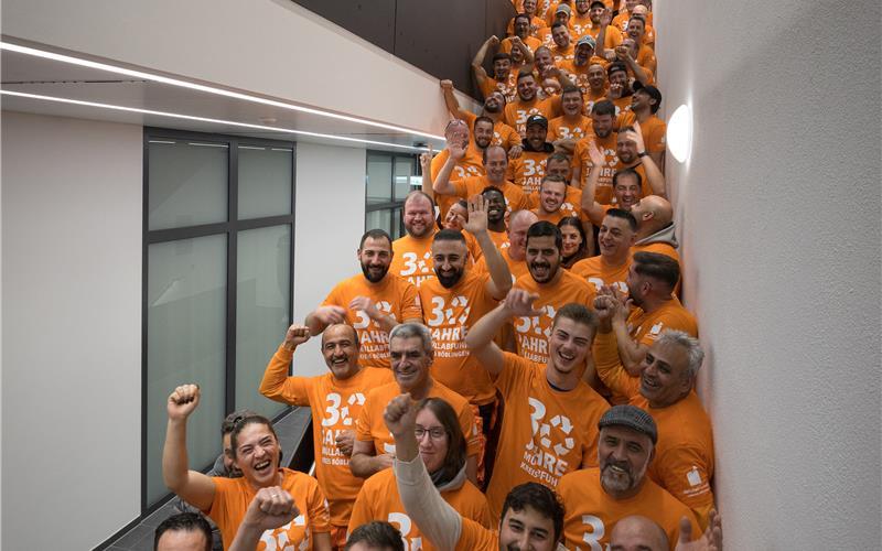 Ein Müllwerker leert auf seiner Tour täglich bis zu 700 Abfallbehälter und bewegt dabei bis zu 30 Tonnen. GB-Foto: gb