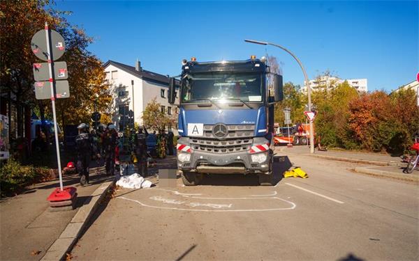 Ein Muldenkipper erfasst eine junge Frau.GB-Foto: SDMG/Dettenmeyer