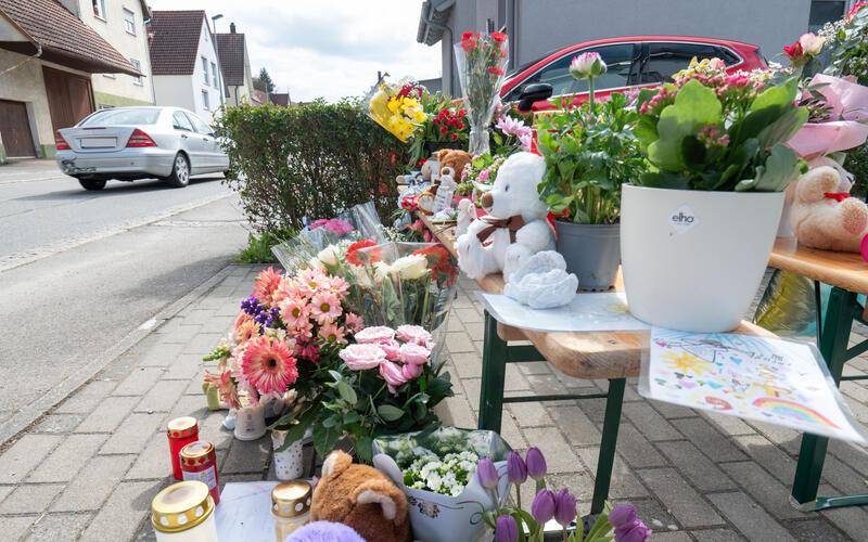 Ein Ort des Gedenkens, der Trauer und des Schmerzes: Die Unfallstelle in Sulz am Eck.GB-Foto: Vecsey