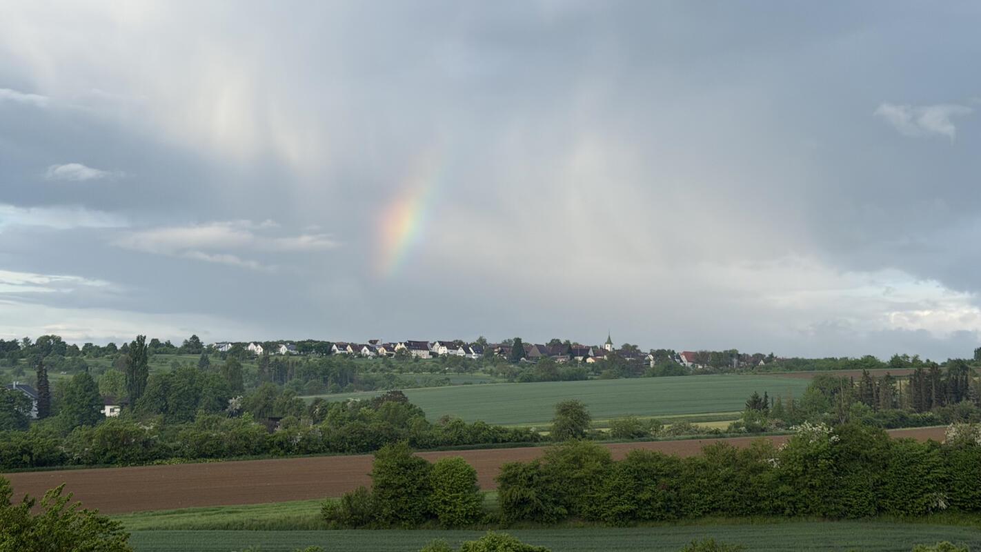 Ein Regenbogen kriecht über Haslach unter der Decke hervor.  Von Kurt Supper aus...