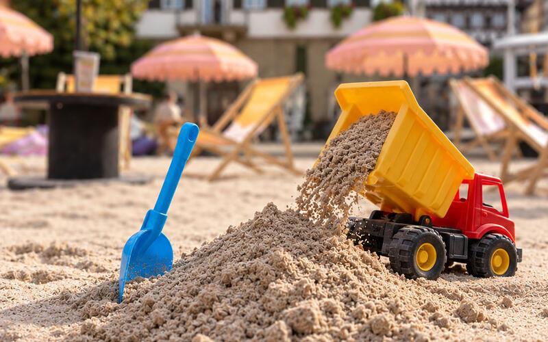 Ein Sandkasten nicht für Kinder und Spielzeuglaster: Der Sommerstrand am Marktplatz ist ab Montag wieder Geschichte. GB-Foto: gb