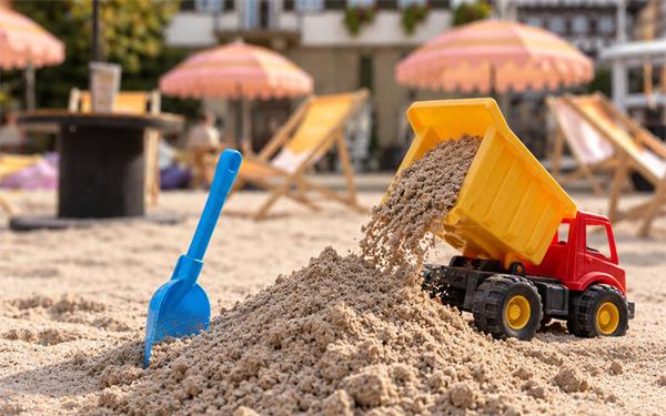 Ein Sandkasten nicht für Kinder und Spielzeuglaster: Der Sommerstrand am Marktplatz ist ab Montag wieder Geschichte. GB-Foto: gb