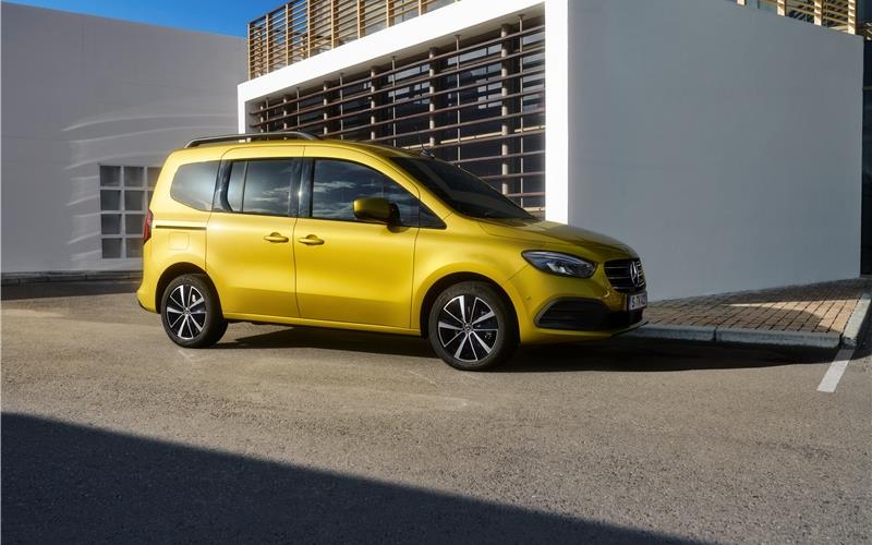 Viel Platz trifft auf Komfort und Stil Ein Small-Van für das aktive Leben: Die komplett neue Mercedes-Benz-T-Klasse –hier in der Farbelimonitgelb-metallic.GB-Fotos: gb
