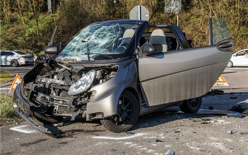 Motorradfahrer nach Smart-Kollision schwer verletzt