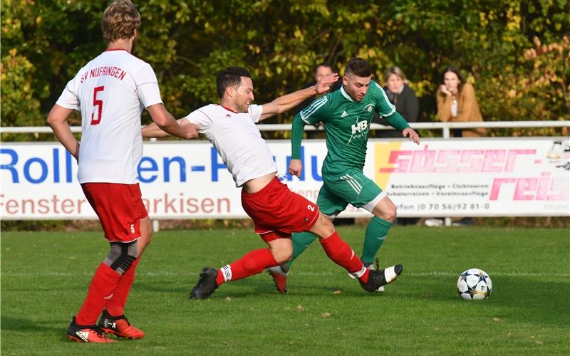 In Sachen Fitness gibt’s keine Probleme Ein Spätstarter in Sachen Fußball: Nufringens Markus Kaupp (links) im Zweikampf mit dem Deckenpfronner StürmerTimo Schwarz GB-Foto (Archiv): Holom