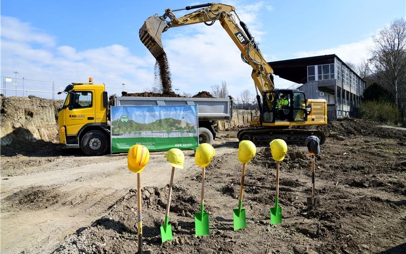 VfL Herrenberg stemmt ein Projekt mit Signalwirkung Ein Spatenstich ohne Offizielle: Der Startpunkt für den Bau des Sportvereinszentrums des VfL Herrenberg fiel gestern nur symbolisch aus GB-Foto: Holom