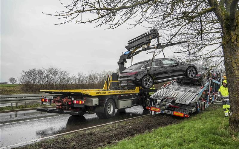 Unfall in Sindelfingen: Autos mit Kran entladen Ein Spezialkran entlädt den Transporter.GB-Foto: SDMG/Dettenmeyer