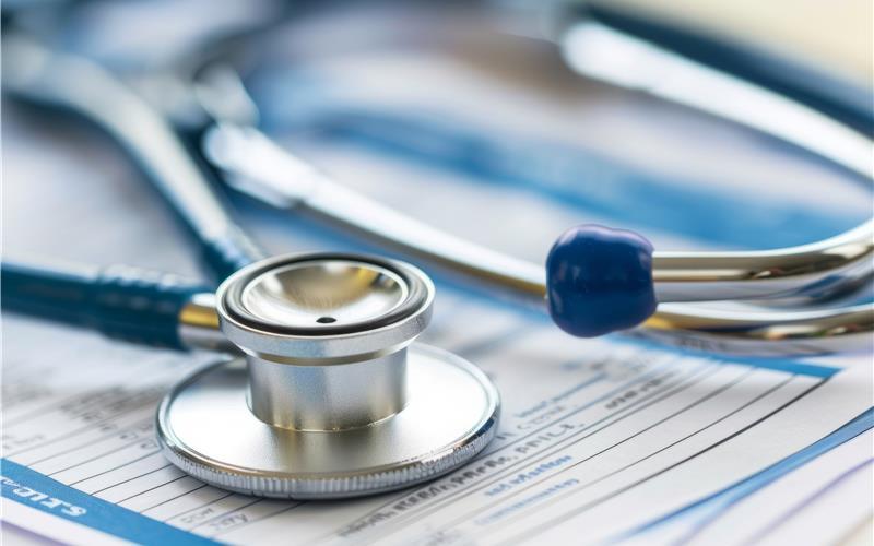 Ein Stethoskop kommt in der geschlossenen Notfallpraxis in Herrenberg nicht mehr zum Einsatz. GB-Foto (KI-generiert): Vitalii Shkurko/stock.adobe.com