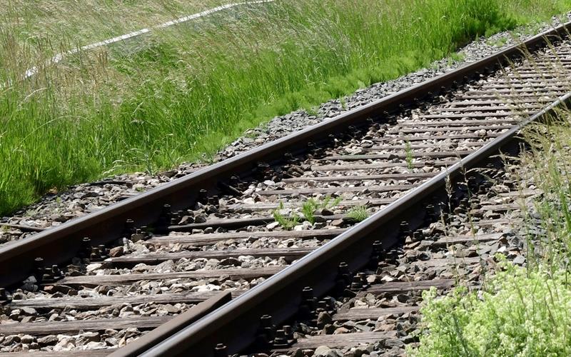 Entwichener Sträfling liegt betrunken im Gleisbett